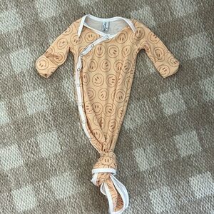 Copper Pearl Newborn smiley gown. 🥰